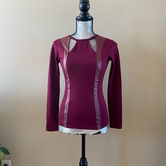 ⭐️2 FOR $20⭐️ Guess Deep Plum Burgundy Cutout Top. XS - Picture 11 of 12